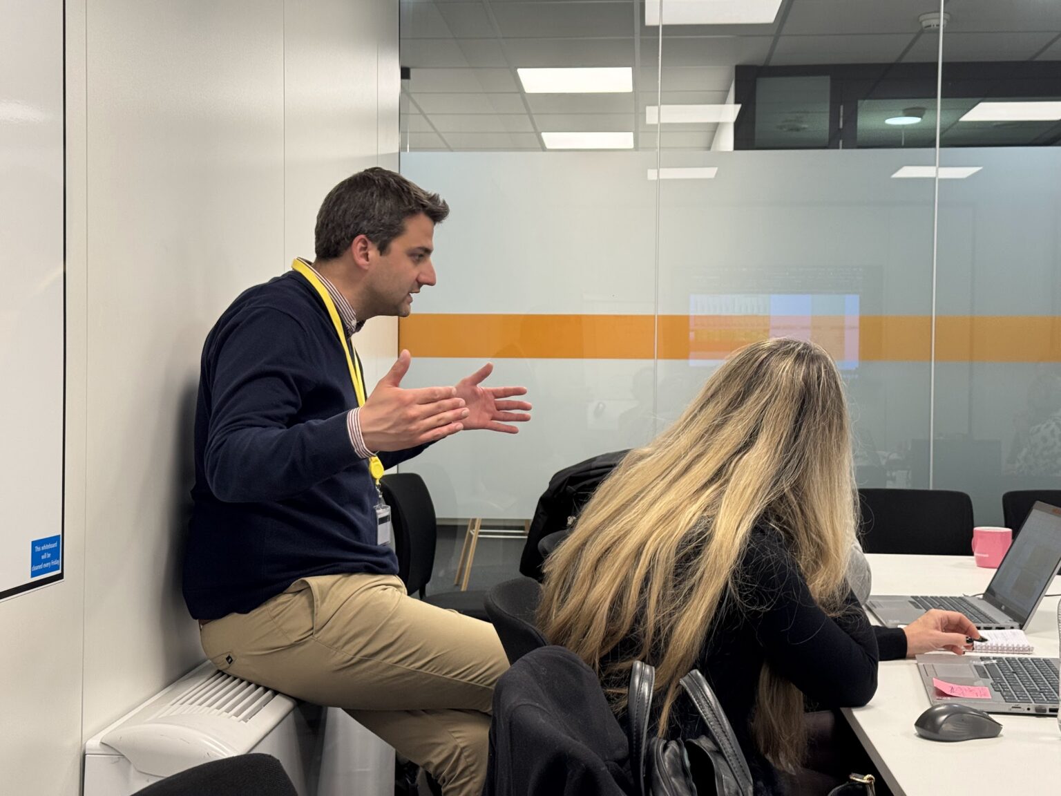 Fabian Tempels en séance de deal coaching avec une commerciale, devant son ordinateur.