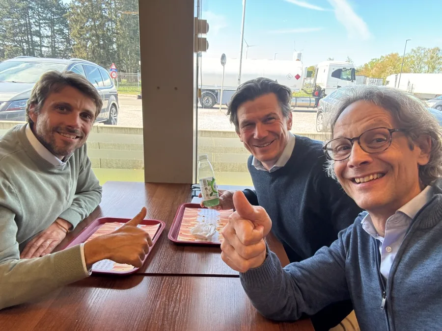 Vincent Flament and Mathieu Swine of Valorize Solutions, thumbs up between two prospecting meetings.