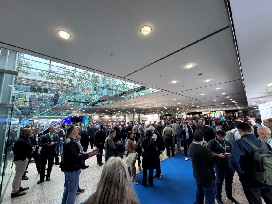 Networking in the aisles of an international trade fair: Valorize Solutions putting Connect Sphere into practice.