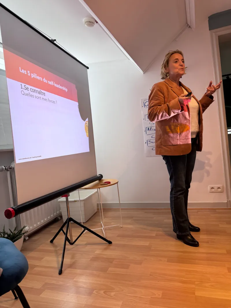 Isabelle Wats, coach chez Valorize Solutions, anime une session Manage & Coach sur la posture de manager-coach devant une équipe de directeurs commerciaux.