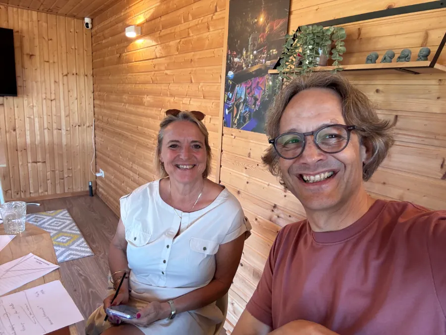 Isabelle Wats (links) en Vincent Flament (rechts) van Valorize Solutions, in een werksessie om een klantentraject op te bouwen.