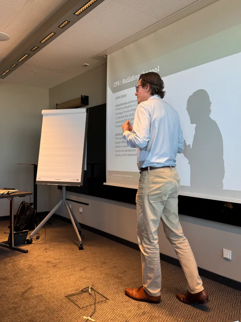 Mathieu Swine, trainer at Valorize Solutions, delivering a live Key Account Management training session in front of a projection screen.