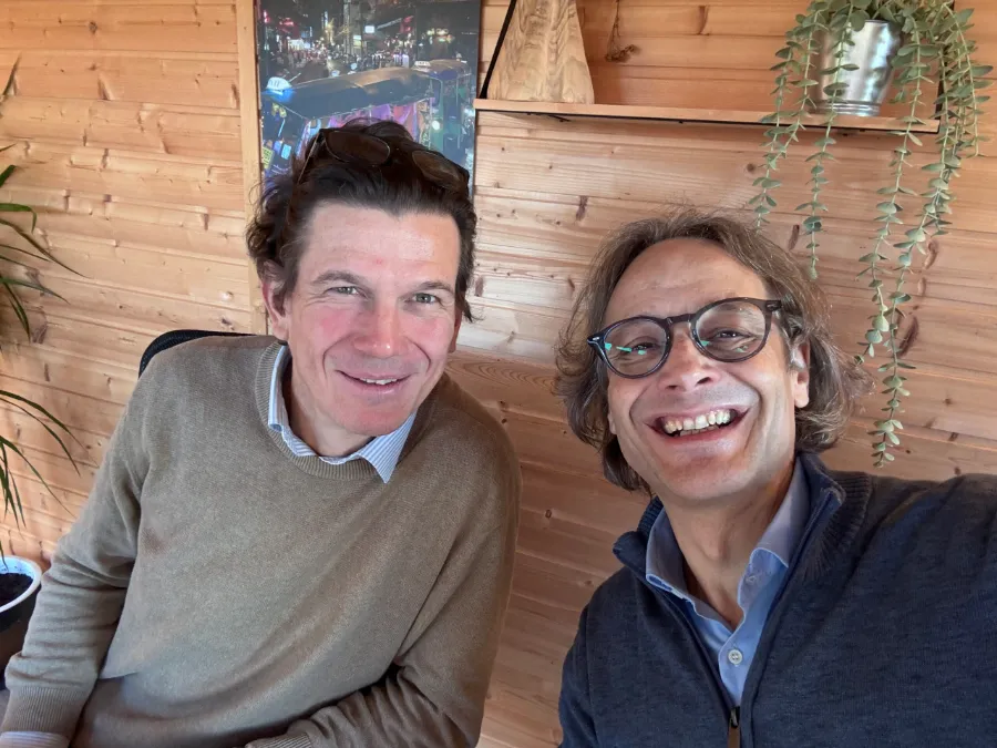 Mathieu Swine (links) en Vincent Flament (rechts) van Valorize Solutions, in overleg over een klantbegeleiding.
