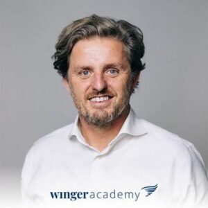 Tom Baeten, speaker of The modern sales friction keynote, in collaboration with Winger Academy