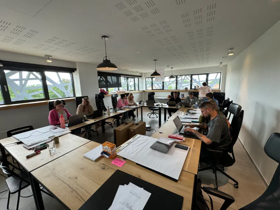 Atelier Value Drive de Valorize Solutions : les participants travaillent en groupe autour des tables d'une salle de formation lumineuse.