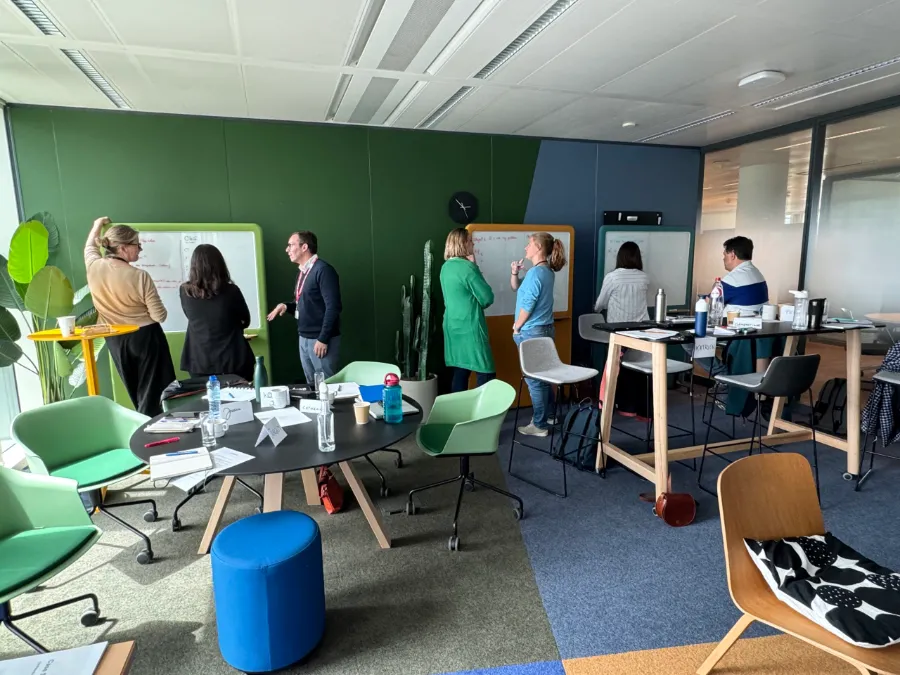 Atelier Value Drive de Valorize Solutions : des sous-groupes construisent leur proposition de valeur sur des tableaux blancs.