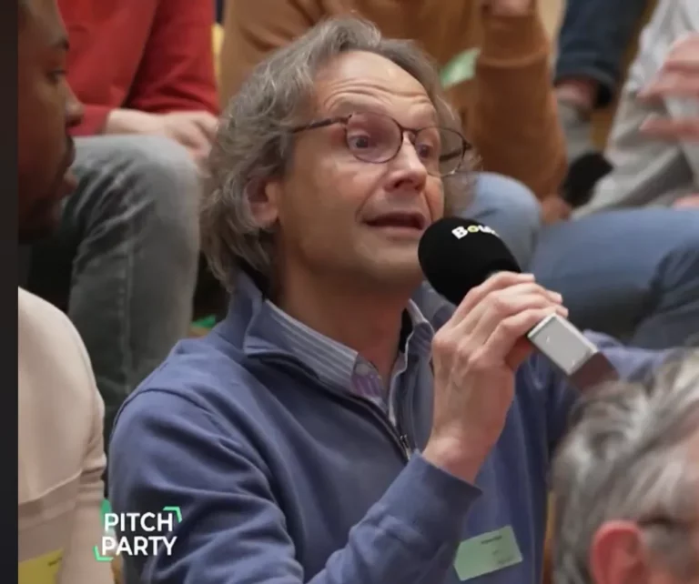 Vincent Flament, founder of Valorize Solutions, asks a question at the microphone during a Pitch Party, among the experts helping organisations move forward.