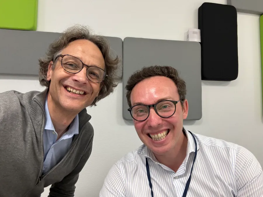 Vincent Flament (links) en Tom Vierstraete (rechts) van Valorize Solutions, bij de voorbereiding van een klantentraject.